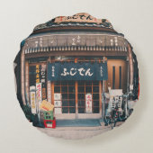 3台の自転車を前に置く建物 ラウンドクッション (裏面)