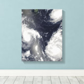 3台の違う台風 キャンバスプリント (インサイチュ (ウッドフロア))