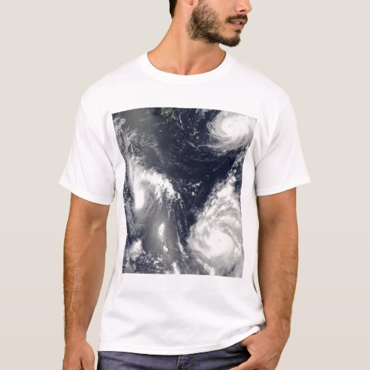 3台の違う台風 Tシャツ (正面)