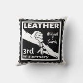 3周年記念結婚の手を握って伝統的いる クッション (裏面)