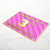 3回目の誕生日パーティー—おもしろいピンクのハートとストライプ 箔招待状 (回転した状態)