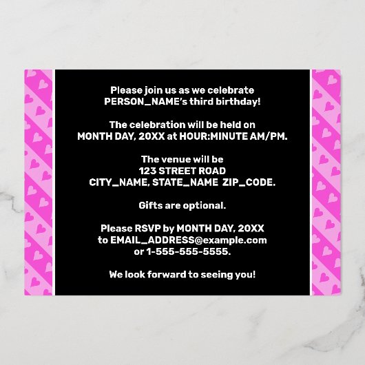 3回目の誕生日パーティー—おもしろいピンクのハートとストライプ 箔招待状 (裏面)