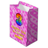 3回目の誕生日：おもしろいピンクストライプハート&レインボー3 ミディアムペーパーバッグ (正面アングル)
