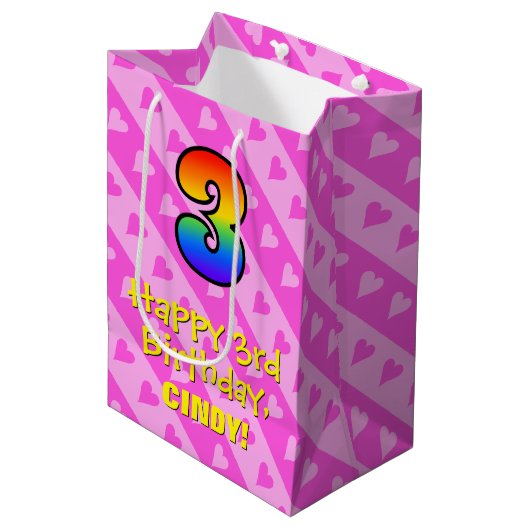 3回目の誕生日：おもしろいピンクストライプハート&レインボー3 ミディアムペーパーバッグ (正面アングル)