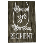 3回目の誕生日: ファンシー, フェイク Wood Look +名前をカスタムする ミディアムペーパーバッグ (正面)