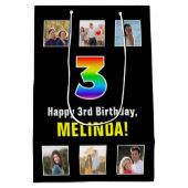 3回目の誕生日：レインボー「3」、写真カスタムと名前 ミディアムペーパーバッグ (裏面)