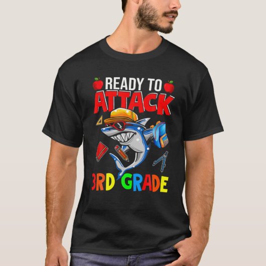 3年生かわいいサメの恋人を攻撃する準備ができて~に戻る Tシャツ (正面)