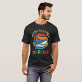 3年生のサメを攻撃する準備ができて最初にSchoに戻る Tシャツ (正面フル)