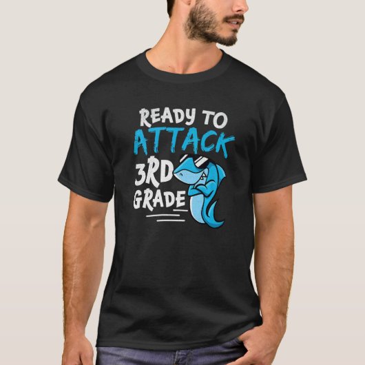 3年生のサメ少年を攻撃する準備ができて～に戻る Tシャツ (正面)