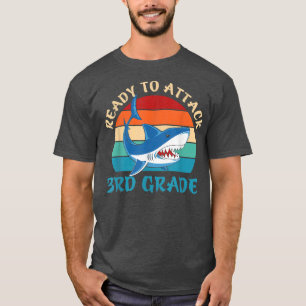 3年生のサンセット少年を攻撃する準備ができているサメ Tシャツ