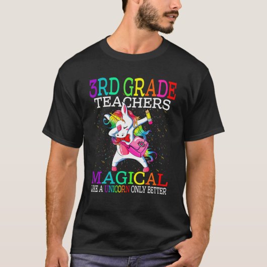 3年生の先生ユニコーンのみのベットのような魔法 Tシャツ (正面)