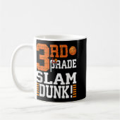 3年生の子供たち最初の日スラムDunk Baske コーヒーマグカップ (左)