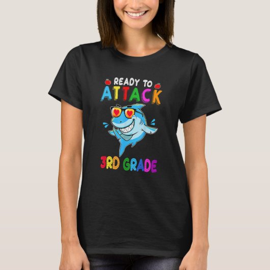 3年生サメ新学期少年を攻撃する準備ができている Tシャツ (正面)