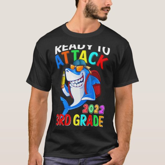 3年生サメ新学期少年を攻撃する準備ができている Tシャツ (正面)