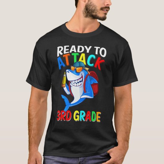 3年生サメ新学期少年を攻撃する準備ができている Tシャツ (正面)
