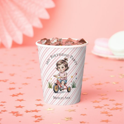 3日三輪車に乗った女の子の誕生日パーティー 紙コップ (インサイチュ)