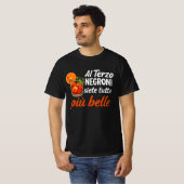 3杯目のネグローニでみんな輝いて見える Tシャツ (正面フル)