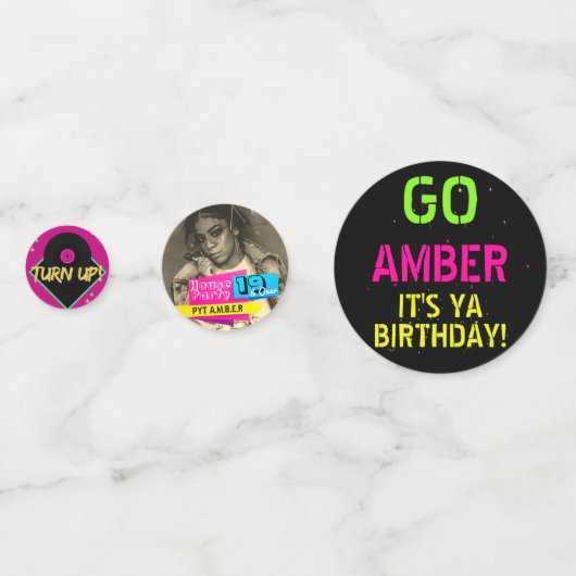 3枚の写真と年齢|チェッカーボード80's/90'sネオンレトロ コンフェッティ (裏面)