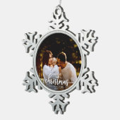 3枚の写真の家族としての私たちの初めてのクリスマスエレガント スノーフレークピューターオーナメント (右)