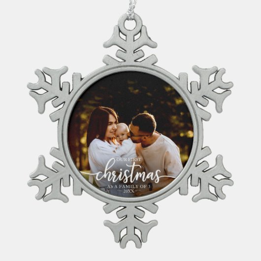 3枚の写真の家族としての私たちの初めてのクリスマスエレガント スノーフレークピューターオーナメント (正面)