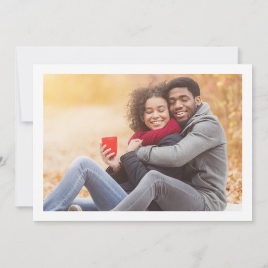 3枚の写真を使ったシンプルなタイポグラフィーのミニマルウェディング セーブザデート (裏面)