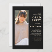 3枚の写真コラージュ 黒とベージュの卒業パーティー 招待状 (裏面)