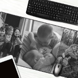 3枚の写真（白黒） デスクマット<br><div class="desc">あなたは祖父母のために思いやりある贈り物を探したり、自分のデスクをパーソナライズしたりしようと考えているかどうか、この上品な白黒のコラージュのデスクマットは、自分自身や愛する人のための完璧な選択である。祝お前の家族の絆をアップロードしお気に入りのて、このクラシックにミニマルテンプレート。与えおばあちゃんお土産に孫の写真を埋めて愛してる！愛と愛の家族の思い出を持つワークスペースを注入し、毎日を明るくする！</div>