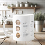 3枚カスタムの写真を持つ2025年カレンダー巨大なCoff ジャンボコーヒーマグカップ<br><div class="desc">大切お気に入りのな3枚の写真を収めたカスタム2025年のカレンダー。家庭やオフィスに最適なパーソナライズされたデザインで、機能と感性を融合し、選んだイメージを年間のカレンダーと共にお洒落表示する。家族や友人に贈ったり、思いやりある記念碑として自分で贈るのに理想的な年ユニーク間の特別な瞬間を祝楽しむことができるカレンダー。</div>