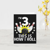 3歳のボーリング誕生日パーティーシャツHow 転が I カード (黄色い花)