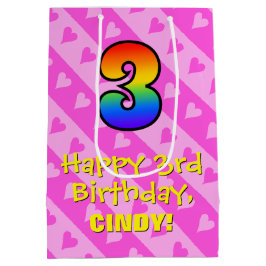 3歳の誕生日おめでとう: 遊び心あふれるピンクのハート ストライプ & レインボー 3 ミディアムペーパーバッグ