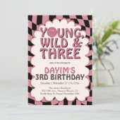 3歳の誕生日おめでとう！Young Wild & Three ピンクのレトロな女の子 招待状 (スタンド正面)