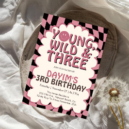 3歳の誕生日おめでとう！Young Wild & Three ピンクのレトロな女の子 招待状