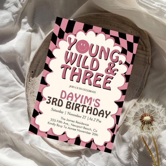3歳の誕生日おめでとう！Young Wild & Three ピンクのレトロな女の子 招待状