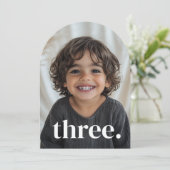 3歳の誕生日アーチ型フォト 招待状 男の子 (スタンド正面)
