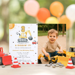 3歳の誕生日パーティーのフォトアイテム トラックの建設車両 招待状