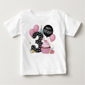 3歳の誕生日ピンクのカップケーキ ベビーTシャツ (正面)