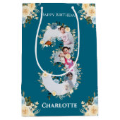 3歳の誕生日フォトティール（緑がかった色）コラージブルーイエローフラワー ミディアムペーパーバッグ (正面)