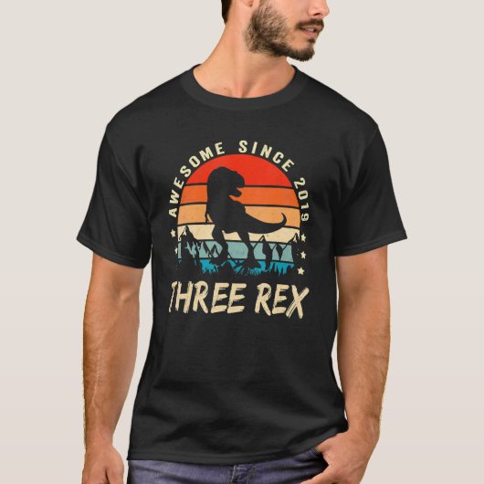 3歳レックス3歳の誕生日3番目の恐竜 Tシャツ (正面)