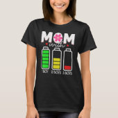 3男の子の電池を持つママ空のママ3男の子 Tシャツ (正面)