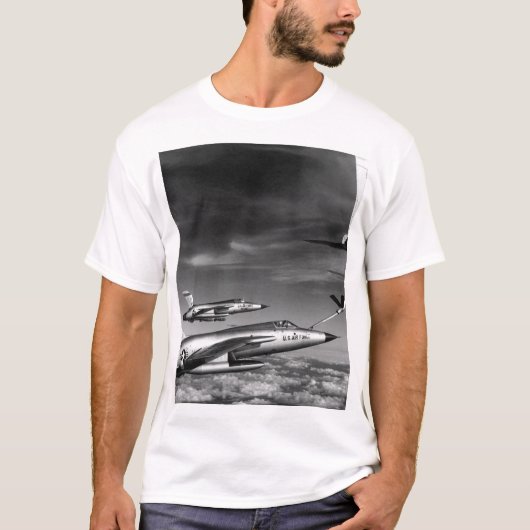 3空軍F-105 Thunderchiefは途中で操縦します Tシャツ (正面)