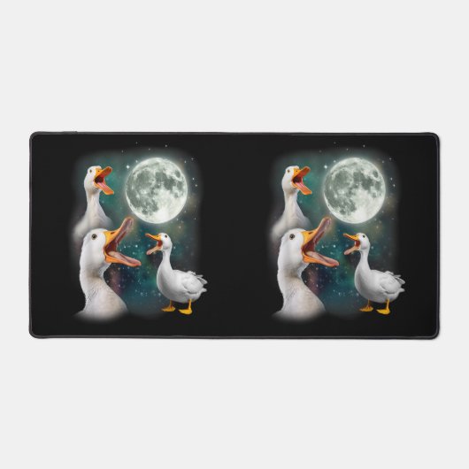 3羽のカモが月面におもしろい吠え風変わりる呪われたカモ デスクマット (正面)