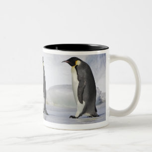 3羽のコウテイペンギン、雪の丘の島 ツートーンマグカップ