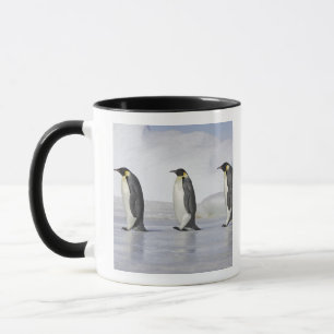 3羽のコウテイペンギン、雪の丘の島 マグカップ