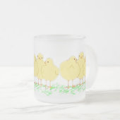 3羽のベビーのひよこ(霜の降りたなマグ見によって) フロストグラスマグカップ (正面右)