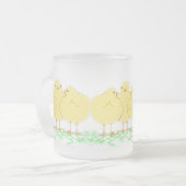 3羽のベビーのひよこ(霜の降りたなマグ見によって) フロストグラスマグカップ (正面左)