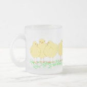 3羽のベビーのひよこ(霜の降りたなマグ見によって) フロストグラスマグカップ (左)