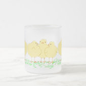 3羽のベビーのひよこ(霜の降りたなマグ見によって) フロストグラスマグカップ (中央)