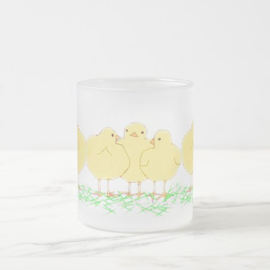 3羽のベビーのひよこ(霜の降りたなマグ見によって) フロストグラスマグカップ (中央)