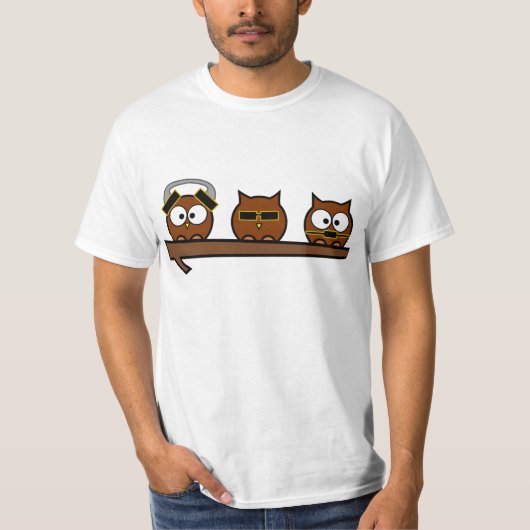 3羽の賢く予測できないフクロウ Tシャツ (正面)
