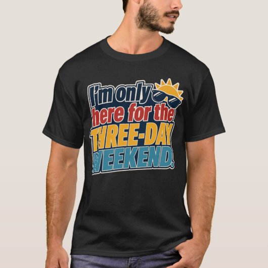 3連休ラボーデーのためにここにいます Tシャツ (正面)